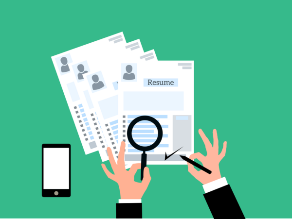 Работодатель изучает CV под лупой.